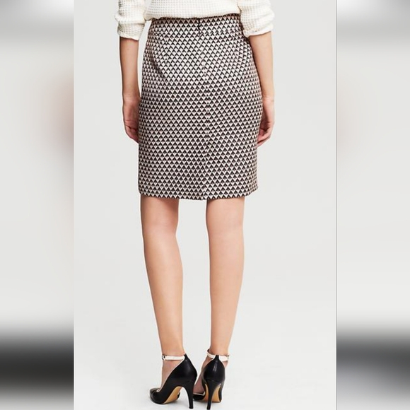 Banana Republic Dresses & Skirts - Skirt Women Banana Republic pencil 4P geometric Zipper black  beige with zipper